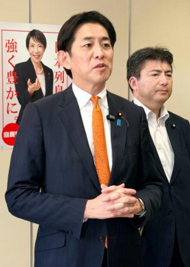 　記者団の取材に応じる自民党の小林政調会長＝１日午後、長崎県佐世保市