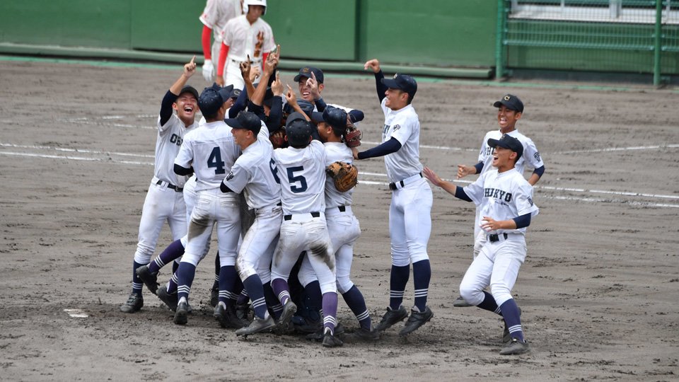 第６９回全国高校軟式野球選手権で３年連続１３度目の優勝を果たし、マウンドで歓喜の輪をつくる中京ナイン＝３０日午前１１時６分、兵庫県明石市、明石トーカロ球場