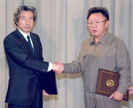 　２００２年９月、平壌市内の百花園迎賓館で日朝平壌宣言の署名を終え、握手する小泉純一郎首相（左）と北朝鮮の金正日総書記（共同）