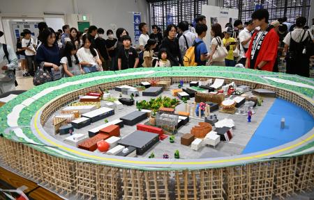 　明石工業高専が出展した大阪・関西万博の大屋根リングの模型＝２３日午前、神戸市中央区