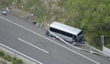 　福島県郡山市の磐越自動車道でガードレールに衝突したマイクロバス＝６日午後０時１６分（共同通信社ヘリから）