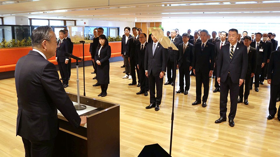 年頭の訓示を述べる池田直樹社長（手前左）＝岐阜市神田町、十六フィナンシャルグループ本社ビル