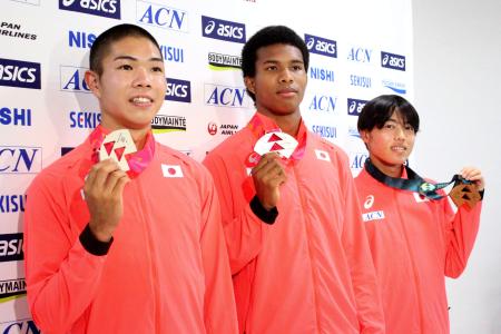 　陸上のＵ２０世界選手権でメダルを獲得した（左から）後藤大樹、古賀ジェレミー、本田桜二郎＝１１日、成田空港