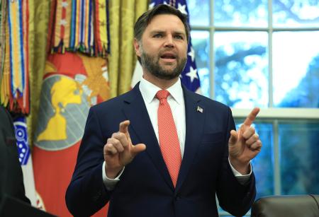 　米ホワイトハウスの大統領執務室で話すバンス副大統領＝２７日、ワシントン（ゲッティ＝共同）