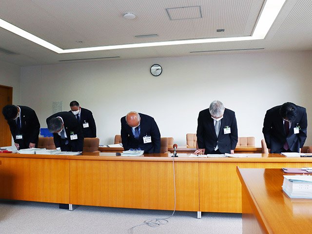 記者会見で謝罪する日置敏明市長（中央）ら市幹部＝３１日午後２時１４分、郡上市役所
