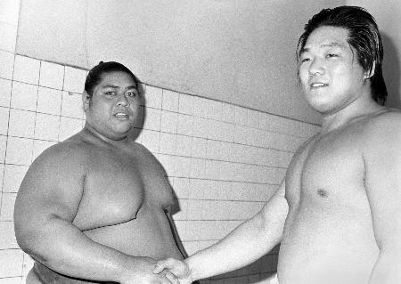 　１９８３年５月、小錦（左）と握手する幕下時代の服部祐児さん＝蔵前国技館