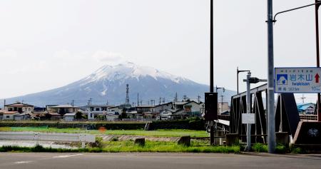 　標高が１６２４メートルに改定された青森県の岩木山＝５日