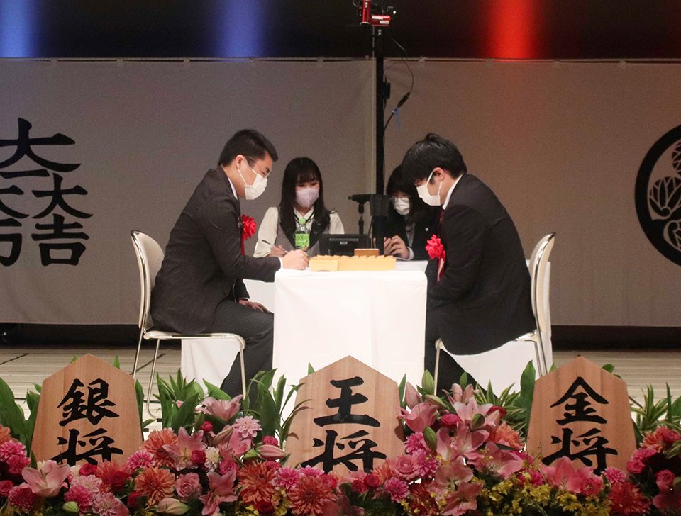 全国将棋サミット記念公開対局で戦う高田明浩四段（左）と糸谷哲郎八段＝不破郡関ケ原町関ケ原、関ケ原ふれあいセンター