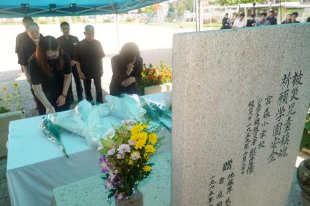 　宮森小で開かれた慰霊祭で、焼香する参列者ら＝３０日午前、沖縄県うるま市