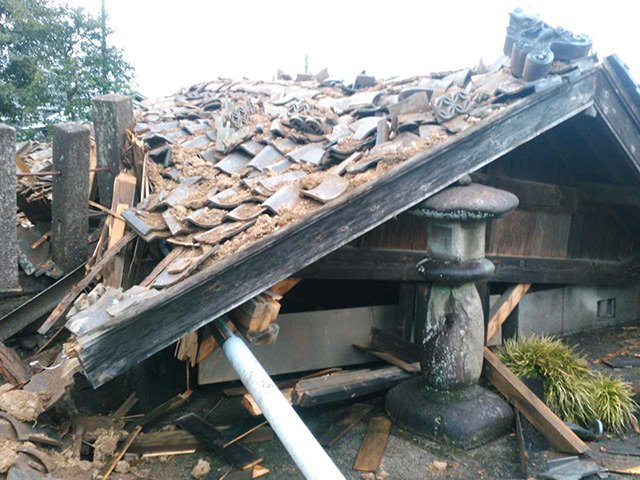 突風で倒壊した白髭神社の社殿＝１７日午後、加茂郡八百津町野上（住民提供）