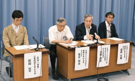 　血液検査の結果を公表した京都大の小泉昭夫名誉教授（右から２人目）ら＝１９日午後、大阪府庁