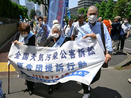 　排ガス被害で提訴するため、東京地裁に向かう原告ら＝１日午前