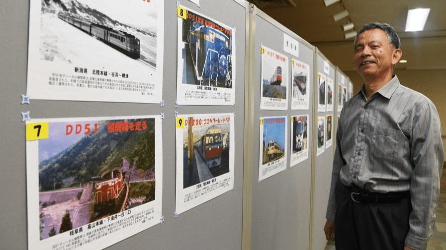 全国各地で長年撮影してきた自作を前にする鎌田良隆さん＝岐阜市橋本町、ハートフルスクエアーＧ
