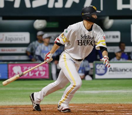 　４回ソフトバンク２死二、三塁、秋広が左前に先制の２点打を放つ＝みずほペイペイドーム