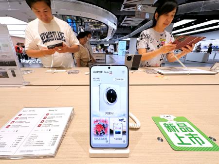 　商業施設内の店舗に展示されたスマートフォン＝７月、北京（共同）