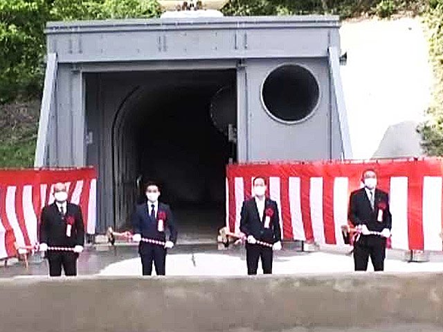 ハイパーカミオカンデの着工記念式典で鍬入れをする参加者＝２８日午後、飛騨市神岡町