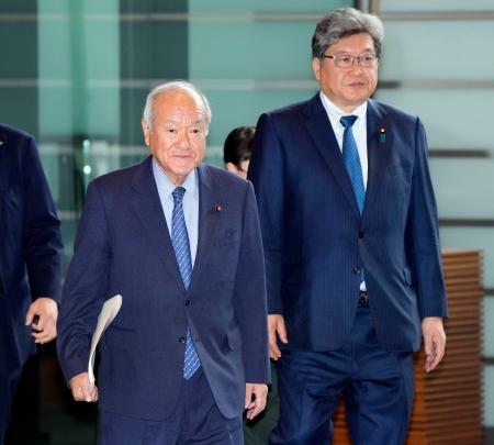 　高市首相との会談のため、首相官邸に入る自民党の鈴木幹事長（左）と萩生田幹事長代行＝１０日午前