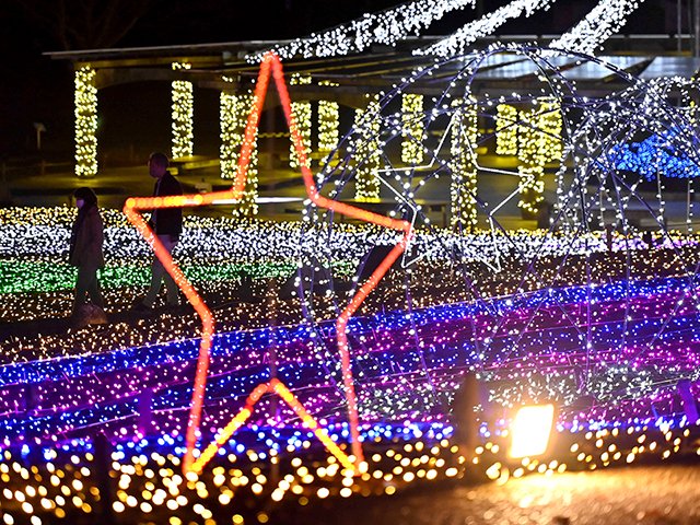 銀河鉄道の旅をテーマに約６０万個の電飾で彩られた園内＝２６日午後７時４分、海津市海津町、木曽三川公園センター