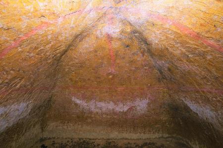 　「清戸迫横穴墓群」の「８３号横穴墓」から新たに見つかった彩色壁画（奥壁部分）