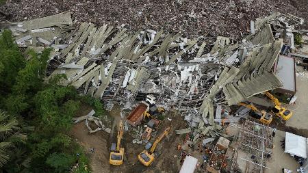 　フィリピン・セブ市で崩落したごみの山＝９日（ＡＰ＝共同）
