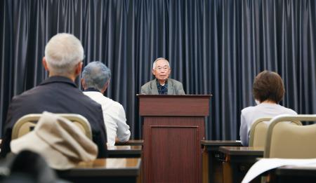 　「全国統一協会（教会）被害者家族の会」の総会で発言するメンバー＝２４日午後、東京都内