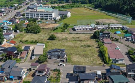　ヒグマに襲われた男性が倒れていた現場（中央）。右上はグループホーム＝１３日午前、北海道福島町（ドローンから）