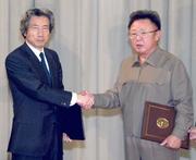 　２００２年９月、平壌市内の百花園迎賓館で日朝平壌宣言の署名を終え、握手する小泉純一郎首相（左）と北朝鮮の金正日総書記（共同）