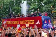 　２０日、サッカーＷ杯で優勝したスペイン代表選手らを乗せたバスを歓迎する市民ら＝マドリード（共同）
