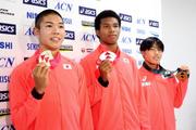 　陸上のＵ２０世界選手権でメダルを獲得した（左から）後藤大樹、古賀ジェレミー、本田桜二郎＝１１日、成田空港