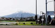 　標高が１６２４メートルに改定された青森県の岩木山＝５日