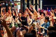 　ＤＪのかけ声に合わせてテンポよく手足を動かし、盆踊りを楽しむ参加者たち＝６日、仙台市