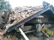 突風で倒壊した白髭神社の社殿＝１７日午後、加茂郡八百津町野上（住民提供）