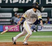 　４回ソフトバンク２死二、三塁、秋広が左前に先制の２点打を放つ＝みずほペイペイドーム