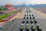 　北京の天安門前をパレードする中国人民解放軍の軍事車両＝３日（新華社＝共同）