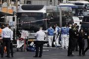 　銃乱射事件の現場周辺で活動する警察官や救急隊員ら＝８日、エルサレム（ＡＰ＝共同）