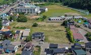 　ヒグマに襲われた男性が倒れていた現場（中央）。右上はグループホーム＝１３日午前、北海道福島町（ドローンから）