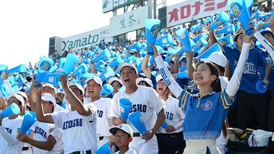 最後まで勝利を信じて声を上げ続けるスタンドの生徒ら＝１９日午後３時２７分、兵庫県西宮市、甲子園球場
