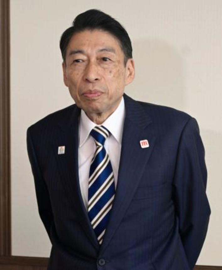 　記者団の取材に応じる福岡県の服部誠太郎知事＝１２日午前、福岡県庁
