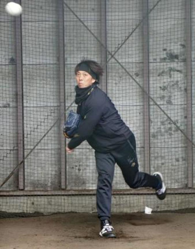 　自主トレで投球練習する日本ハム・宮西＝兵庫県西宮市