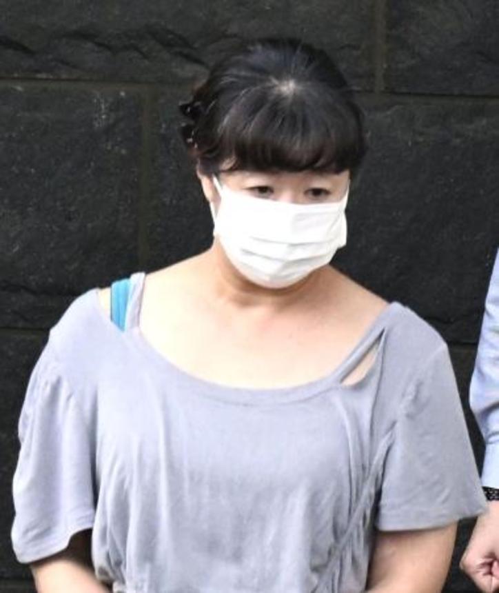 　千葉県警柏署を出る古川美由紀容疑者＝１５日