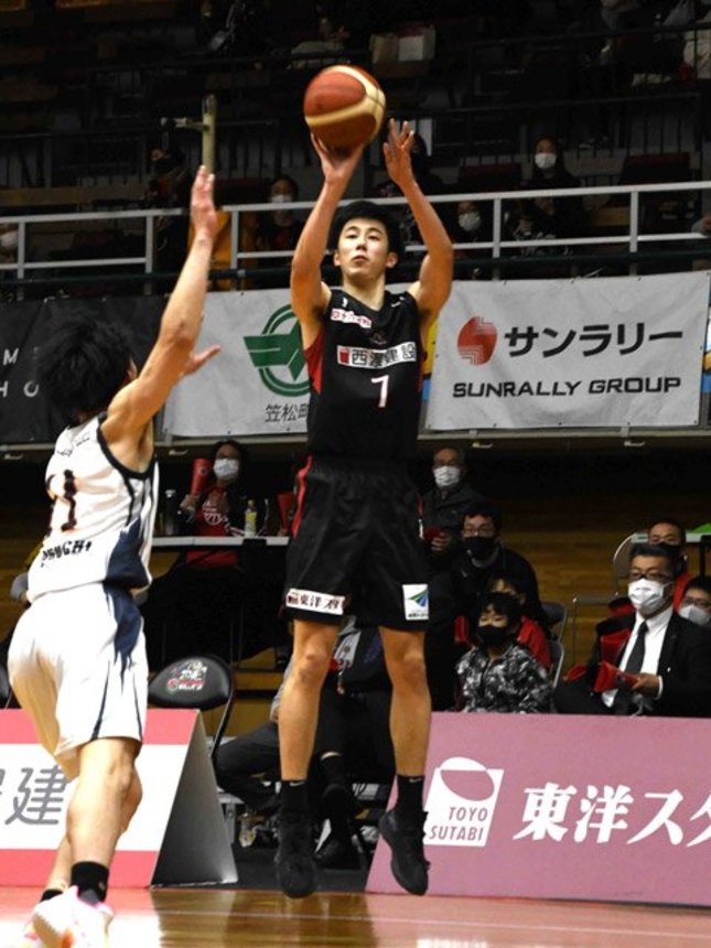 岐阜×山口＝第４クオーター、３点シュートを決める岐阜・古賀＝ＯＫＢぎふ清流アリーナ