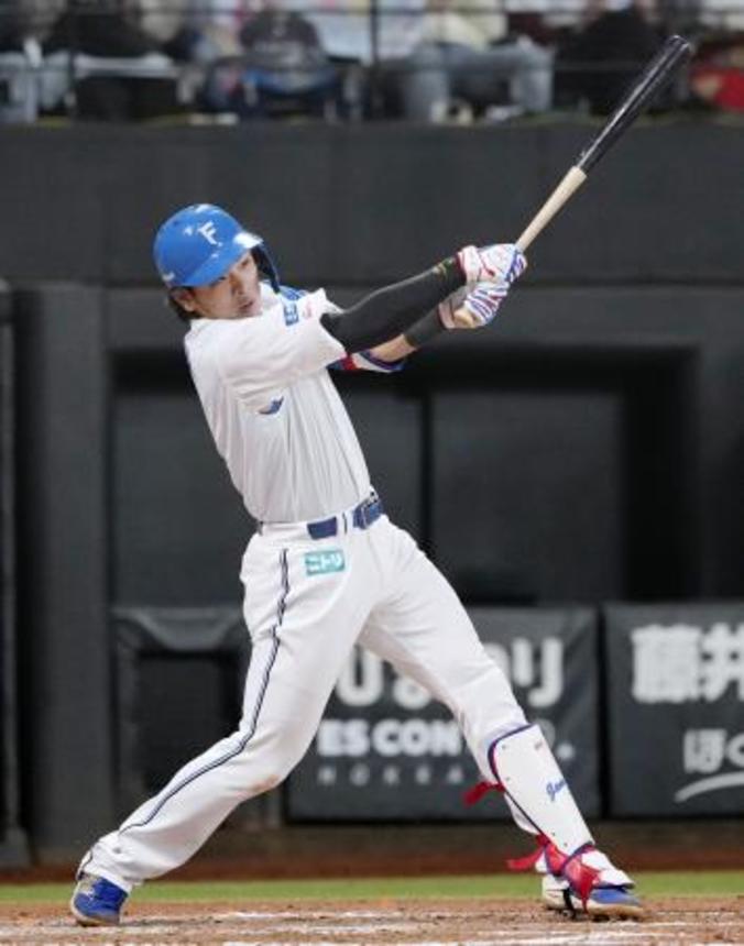 　７回日本ハム２死一、二塁、野村が右越えに勝ち越しの３ランを放つ＝エスコンフィールド