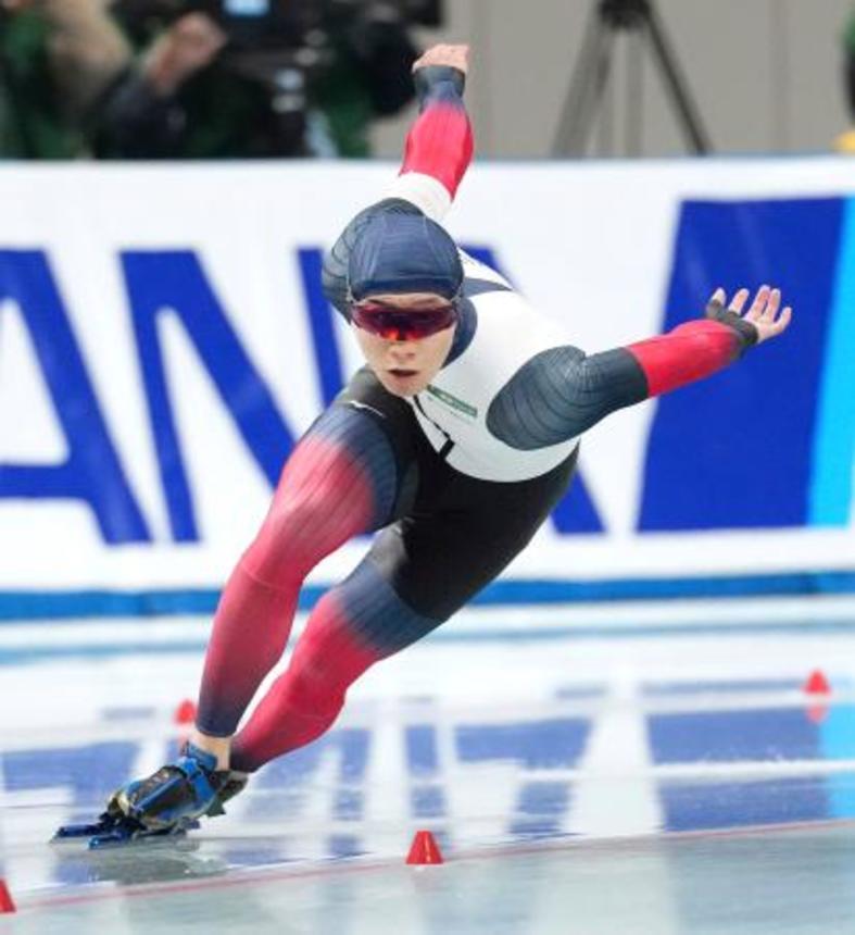 　男子５００メートルで滑走する森重航。３４秒７２で優勝した＝長野市エムウェーブ