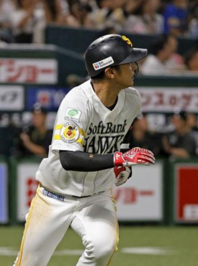 　７回ソフトバンク２死一、二塁、左越えに３ランを放った今宮＝みずほペイペイドーム