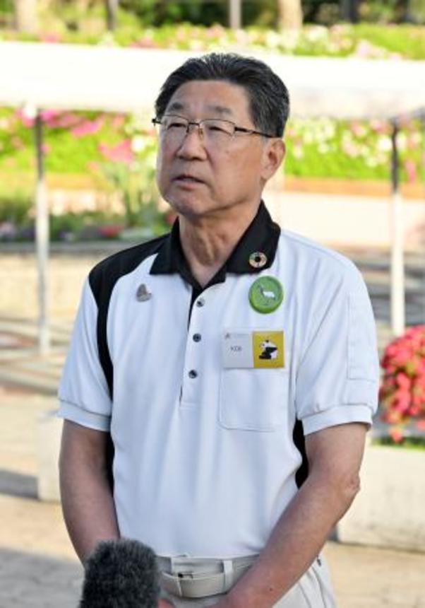 　取材に応じるアドベンチャーワールドの今津孝二園長＝２４日午後、和歌山県白浜町