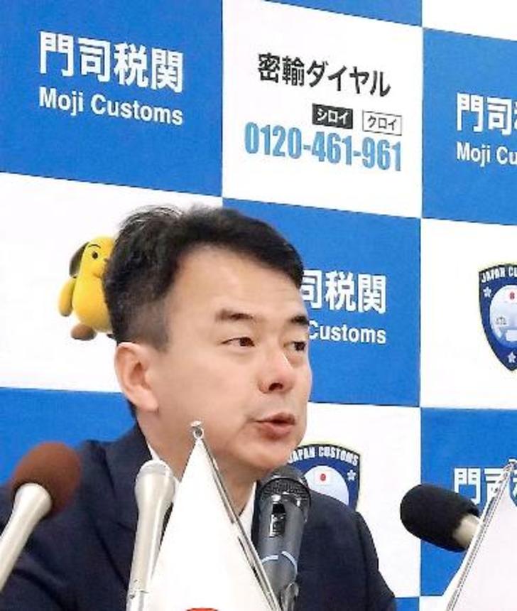 　記者会見する弓削州司門司税関長＝２２日午後、北九州市