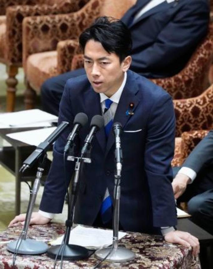 　衆院予算委の集中審議で答弁する小泉農相＝６日午後