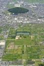 　奈良県橿原市の藤原宮跡（手前）