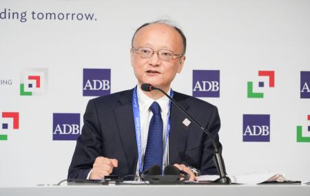 　記者会見するアジア開発銀行の神田真人総裁＝４日、イタリア・ミラノ（共同）