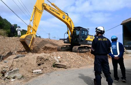 　石川県輪島市名舟町で行方不明者を捜索する石川県警の捜査員＝２日午前